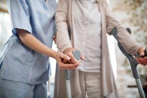Bien que jouant un rôle irremplaçable dans le suivi, les soins et l’accompagnement des plus âgés, en particulier en cas de moindre mobilité et de perte d’autonomie, il existe encore trop peu d’interventions pour soutenir les aidants (Visuel Adobe Stock 293410477) Bien que jouant un rôle irremplaçable dans le suivi, les soins et l’accompagnement des plus âgés, en particulier en cas de moindre mobilité et de perte d’autonomie, il existe encore trop peu d’interventions pour soutenir les aidants (Visuel Adobe Stock 293410477)