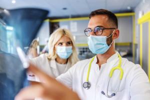 Un changement dramatique des niveaux d'apéline dans le sang et les tissus pulmonaires est constaté avec l’infection COVID-19 (Visuel AdobeStock_377514015) Un changement dramatique des niveaux d'apéline dans le sang et les tissus pulmonaires est constaté avec l’infection COVID-19 (Visuel AdobeStock_377514015)