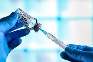 Les experts attribuent cette baisse de prévalence du COVID long à la vaccination mais alertent tout de même sur un niveau de risque qui reste important (Visuel Adobe Stock 439627858) Les experts attribuent cette baisse de prévalence du COVID long à la vaccination mais alertent tout de même sur un niveau de risque qui reste important (Visuel Adobe Stock 439627858)