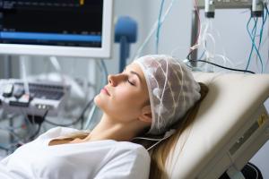 La variabilité de la fréquence cardiaque pendant le sommeil pourrait constituer des signes précoces d'accident vasculaire cérébral (AVC), de dépression ou de dysfonctionnement cognitif (Visuel Adobe Stock 691971962)