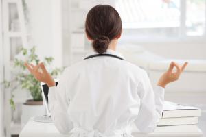 L'étude révèle une augmentation significative du recours aux approches de santé complémentaires, notamment pour la gestion de la douleur (Visuel Adobe Stock 694600171) L'étude révèle une augmentation significative du recours aux approches de santé complémentaires, notamment pour la gestion de la douleur (Visuel Adobe Stock 694600171)