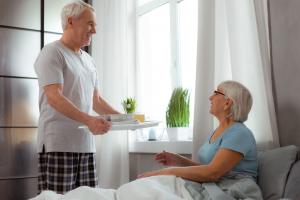 Au fur et à mesure que les couples mariés vieillissent et développent ces maladies chroniques, les exigences quotidiennes de gestion de leurs propres problèmes de santé et de ceux de leur conjoint entraînent de lourdes conséquences psychologiques Au fur et à mesure que les couples mariés vieillissent et développent ces maladies chroniques, les exigences quotidiennes de gestion de leurs propres problèmes de santé et de ceux de leur conjoint entraînent de lourdes conséquences psychologiques