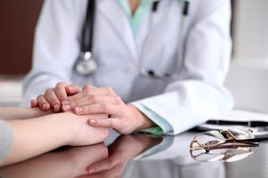 Près de 90% des femmes à risque génétique élevé de cancer du sein évitent de prendre un traitement préventif par peur des effets secondaires et parfois…par superstition Près de 90% des femmes à risque génétique élevé de cancer du sein évitent de prendre un traitement préventif par peur des effets secondaires et parfois…par superstition