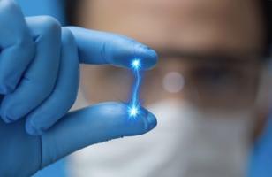 Alors que certaines synapses grossissent, d'autres rétrécissent. Alors que certaines synapses grossissent, d'autres rétrécissent.