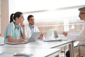 Une bonne transmission des données d’un établissement à l’autre et d’une équipe à l’autre, peut améliorer les résultats des patients.