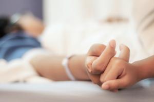 Les soignants qui entourent également le partient ou le proche peuvent également aider l'aidant à la fois sur les protocoles à mettre en place, mais aussi sur la reprise d'un dialogue apaisé avec les autres membres de la famille Les soignants qui entourent également le partient ou le proche peuvent également aider l'aidant à la fois sur les protocoles à mettre en place, mais aussi sur la reprise d'un dialogue apaisé avec les autres membres de la famille