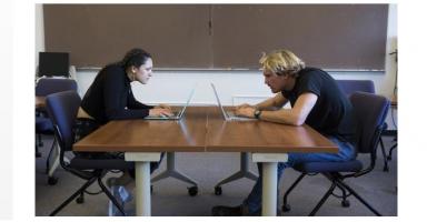C'est une posture si courante que nous n’y faisons presque plus attention : assis devant l’ordinateur, nous rapprochons la tête pour regarder de plus près l'écran. C'est une posture si courante que nous n’y faisons presque plus attention : assis devant l’ordinateur, nous rapprochons la tête pour regarder de plus près l'écran.