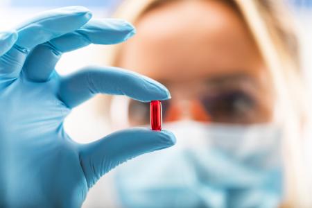 Avec un traitement de 5 jours seulement, ce nouvel antiviral oral, le molnupiravir, à prendre à domicile, réduit de plus de moitié le risque de forme sévère de COVID-19 (Visuel Adobe Stock 170028754)