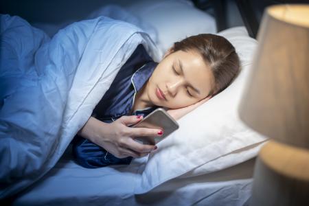L’utilisation des médias sociaux n’a pas d’impact sur tous les adolescents de la même manière, il n'existe pas de règle universelle -hors une durée d'utilisation maximale de 3 heures par jour-, une approche individualisée est donc nécessaire pour préserver la santé mentale des jeunes (Visuel Adobe Stock 201916670).