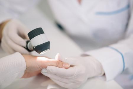 Un phénomène décrit par de nombreux patients utilisateurs comme une dépendance cutanée à la cortisone (Visuel Adobe Stock 202144892).