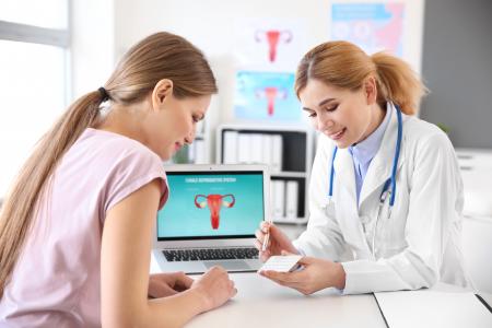Au-delà de son indication principale soit éviter les grossesses non désirées, et de ses effets indésirables, la pilule contraceptive pourrait présenter un avantage inattendu : contribuer à réduire le risque de cancer de l’ovaire (Visuel Adobe Stock 257911465)