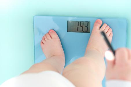 si l’augmentation du temps de sédentarité pendant l'enfance jusqu'à l'adolescence est directement facteur d'obésité infantile, une activité physique d’intensité légère peut complètement inverser ce processus délétère (Visuel Adobe Stock 353108577)