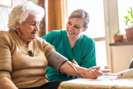 La station assise prolongée est une forme de sédentarité augmente particulièrement le risque des types de maladies cardiaques les plus courantes, même chez les personnes qui pratiquent régulièrement et suffisamment d'exercice (Visuel Adobe Stock 420842356)