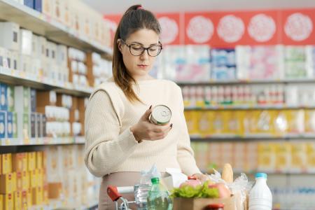 L'étude ne révèle en effet qu’un effet modeste de l'affichage des calories, sur la sélection des aliments et le contrôle voire la réduction de leur consommation. (Visuel Adob Stock 713026208)