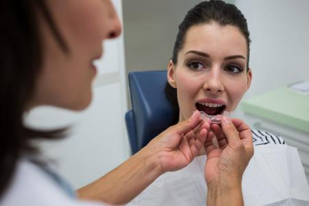 L’écart entre les dents, également connu sous le nom de diastème, est une préoccupation esthétique pour de nombreuses personnes (Visuel Freepik 8404996 ESKIMOZ)
