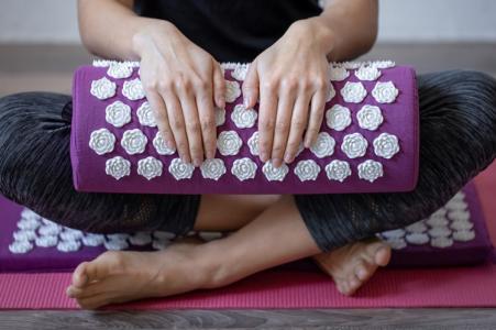 Le tapis d’acupression facilite le soulagement du stress et des douleurs ressentis au niveau du corps. 