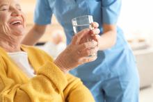 De nombreux patients et de nombreux aidants se posent la question : les traitements antibiotiques à l’âge avancé peuvent-ils favoriser un risque accru de démence ? (Visuel Adobe Stock 276025742) De nombreux patients et de nombreux aidants se posent la question : les traitements antibiotiques à l’âge avancé peuvent-ils favoriser un risque accru de démence ? (Visuel Adobe Stock 276025742)