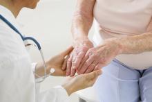 Est-il possible pour un professionnel de santé de savoir son patient fait des excès d’alcool, juste en jetant un coup d’œil sur ses mains ? (Visuel Adobe Stock 37681745) Est-il possible pour un professionnel de santé de savoir son patient fait des excès d’alcool, juste en jetant un coup d’œil sur ses mains ? (Visuel Adobe Stock 37681745)