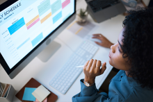 De précédentes recherches ont largement démontré les effets néfastes des horaires de travail décalés comme le travail de nuit ou le travail posté sur la santé mentale et physique. (Visuel Adobe Stock 660801274) De précédentes recherches ont largement démontré les effets néfastes des horaires de travail décalés comme le travail de nuit ou le travail posté sur la santé mentale et physique. (Visuel Adobe Stock 660801274)